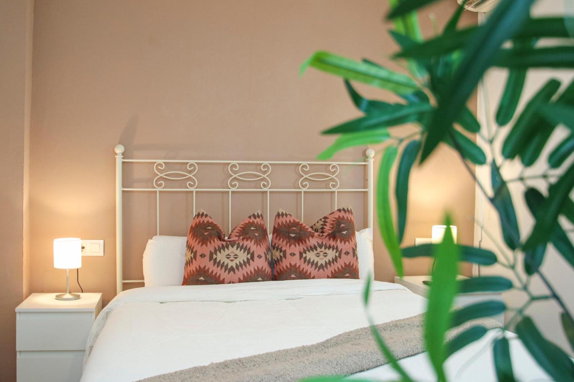 Spacious 2 Bedroom Apt In The Heart Of Triana Siviglia Esterno foto